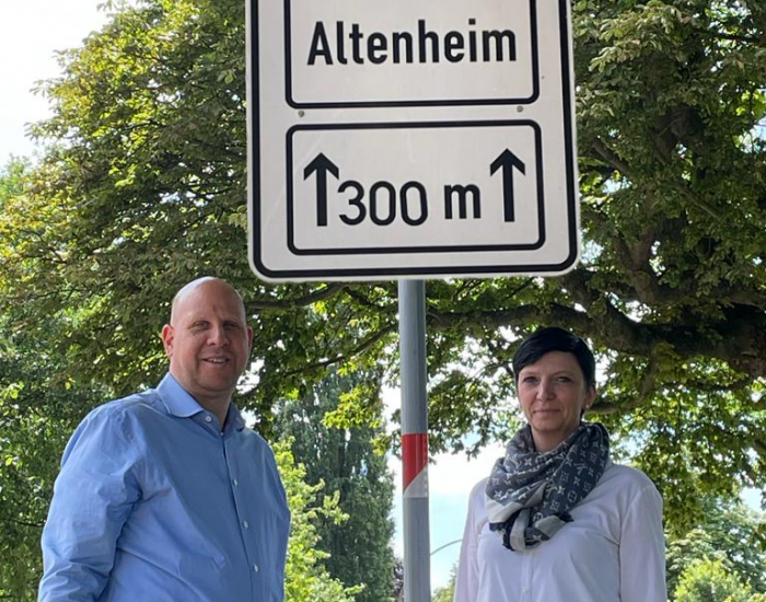 mit Corinna Mieth-Gurke, Stellvertretende Ortsvorsitzende der CDU Alsterdorf, für den Antrag „Respekt: Änderung Verkehrsschilder ,Seniorenheim' statt ,Altenheim'" (2022)