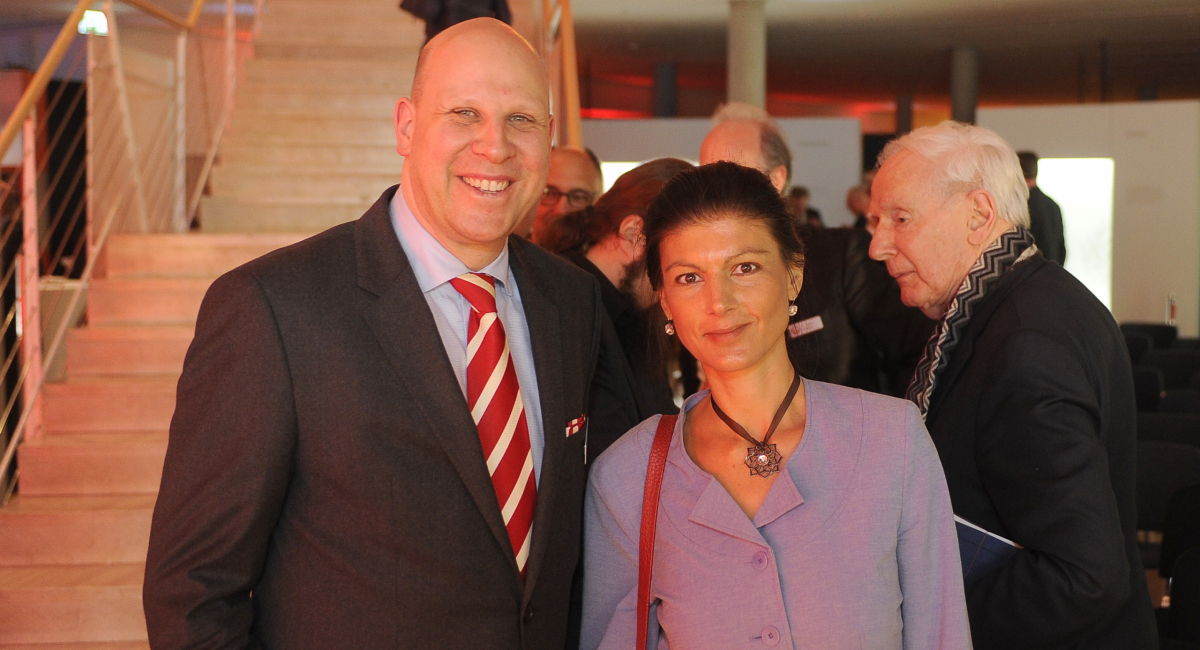 mit Sahra Wagenknecht, ehemalige Fraktionsvorsitzende der Linkspartei (2014) (© Rochus Mummert Beteiligungs- und Dienstleistungs GmbH)