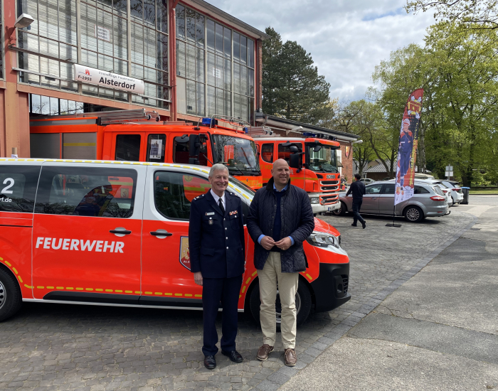 mit Walter Abendroth, Wehrführer a.D. der Freiwilligen Feuerwehr Alsterdorf, für den Antrag  „Unterstützung Alsterdorfer Löschzwerge e.V. für die Anschaffung eines Kleinbusses durch Bezuschussung aus Bezirksmitteln" (2022)